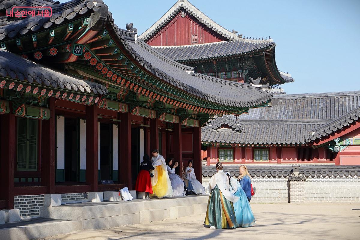 궐 내각사, 전각 툇마루에 앉아 봄 풍경을 감상하는 한복 차림의 관람객들 &copy;이봉덕