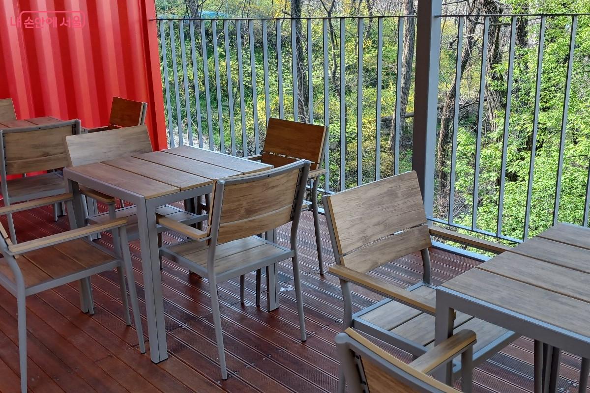 2층 휴식 공간에서 푸른 숲이 보인다. &copy;임영근 