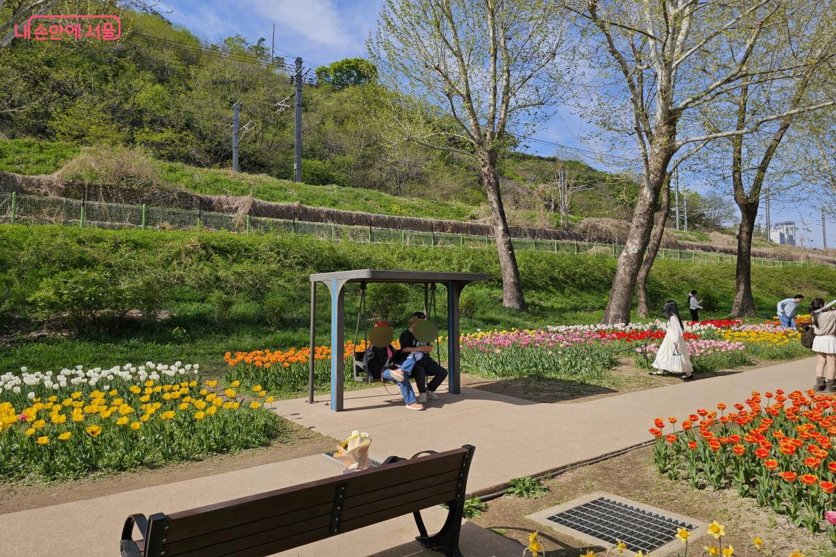 용비쉼터 내에도 쉴 수 있는 그네와 벤치도 곳곳에 마련되어 있다. &copy;염지연