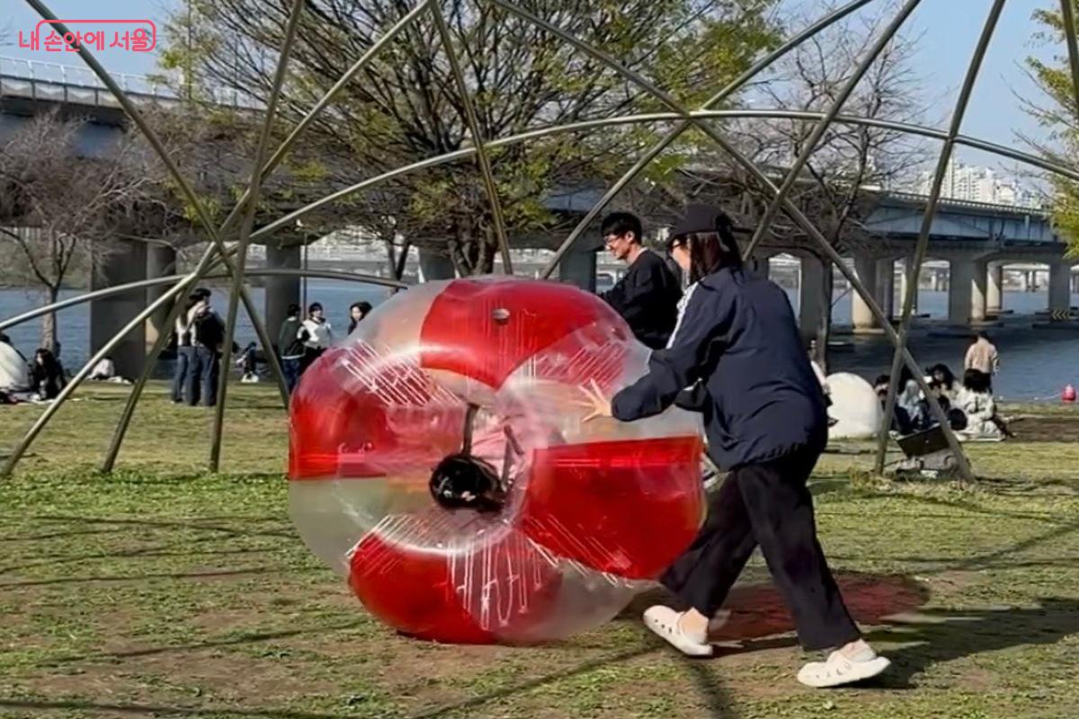 온 가족이 함께 하는 야외 놀이공간 ⓒ임수영