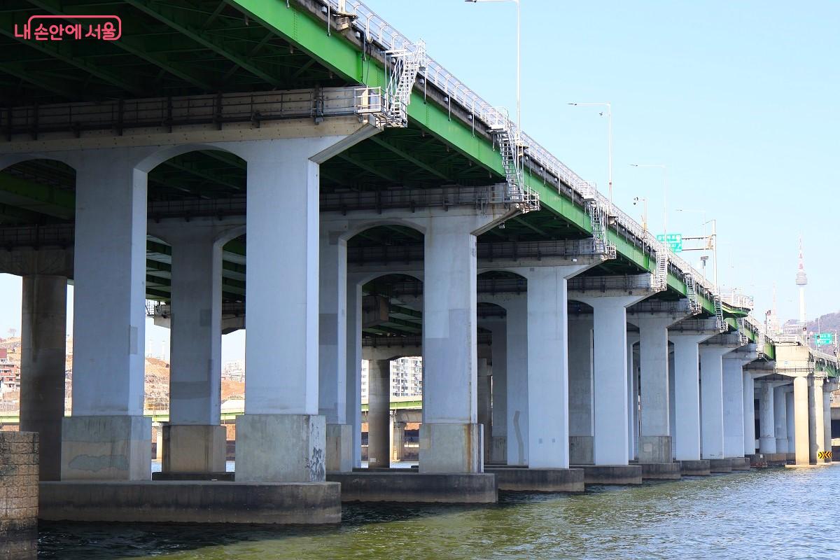 한강 버스 위에서 바라본 한남대교의 길게 뻗은 초록빛 상부 구조 ⓒ이봉덕