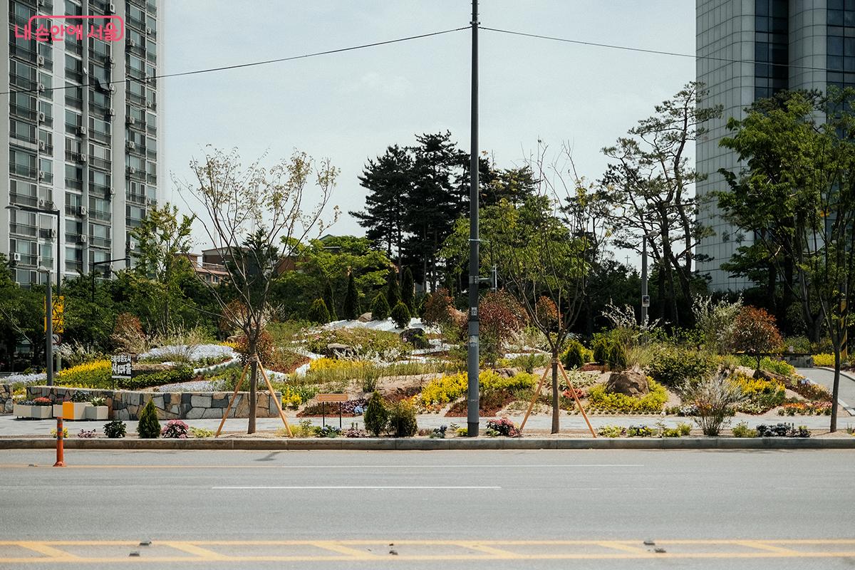 트리마제소공원(성동구 성수동1가 718-1)에 조성된 물결의 흐름을 형상화한 식재 패턴이 인상적인 정원, '환영의 물결 Welcome Wave' (윤상희 작가) ©김아름