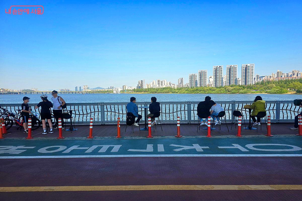 한강 풍경과 햇빛에 반짝이는 윤슬을 보며 즐기는 &lsquo;달빛테이블&rsquo; &copy;이정민