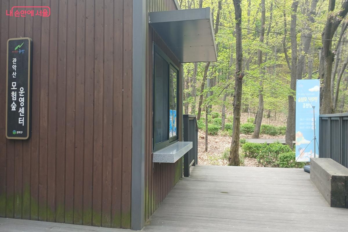 프로그램 대기 장소로 쉴 수 있는 의자들이 있다. &copy;유지민