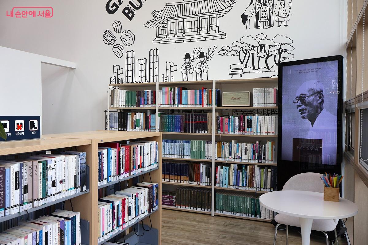 근현대사기념관 입구에 위치한 다양한 역사 서적을 볼 수 있는 공간 &copy;김대진