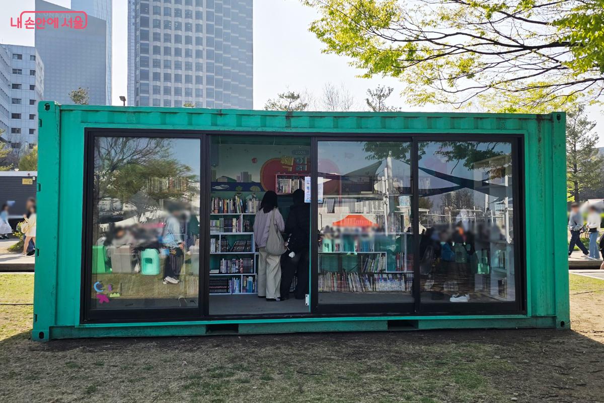 야외 도서관에서 책을 살펴보고 있는 시민 ©박진영