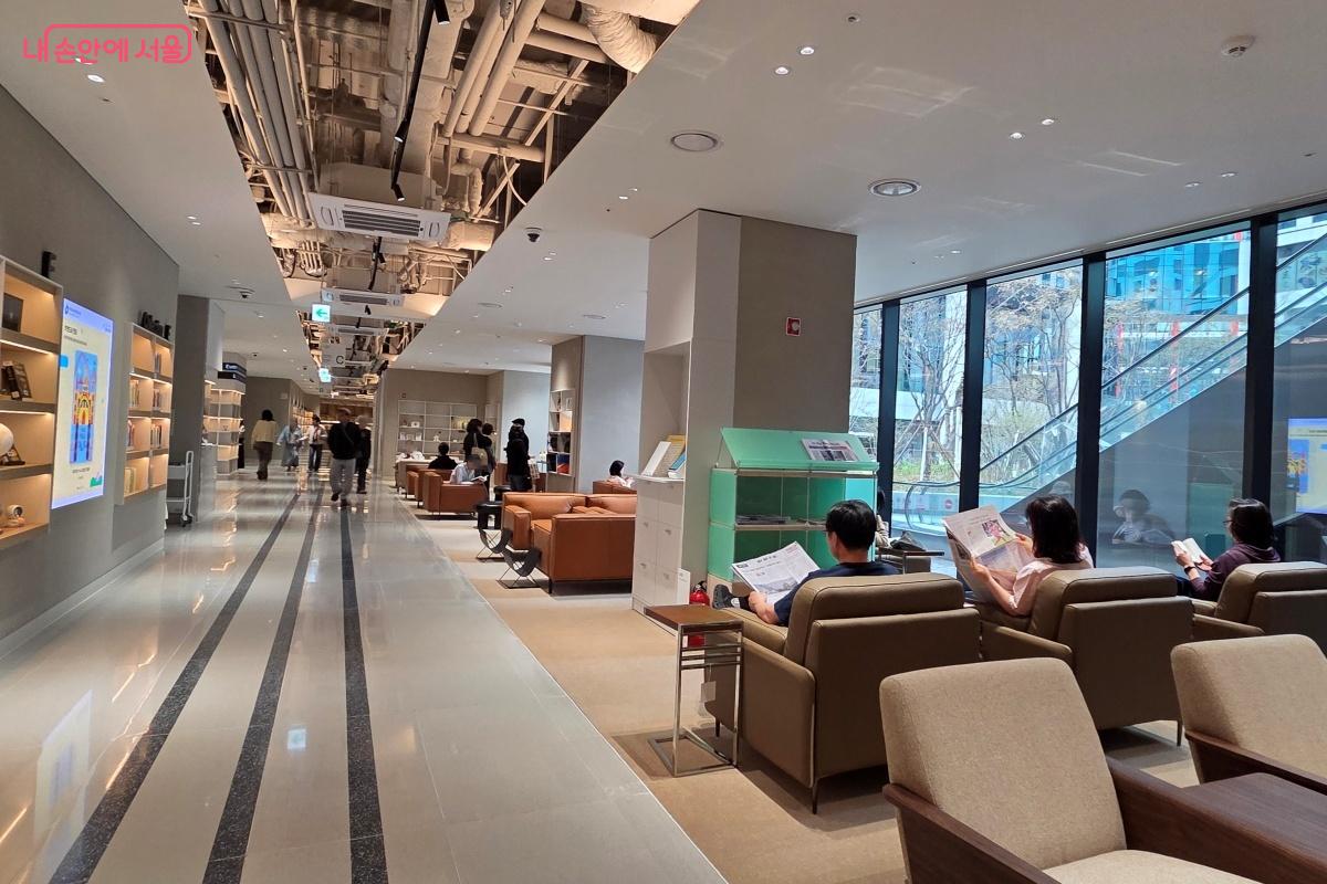 공간 곳곳에 열람 좌석이 있어 편히 앉아 읽기에 몰두할 수 있다. &copy;김미선