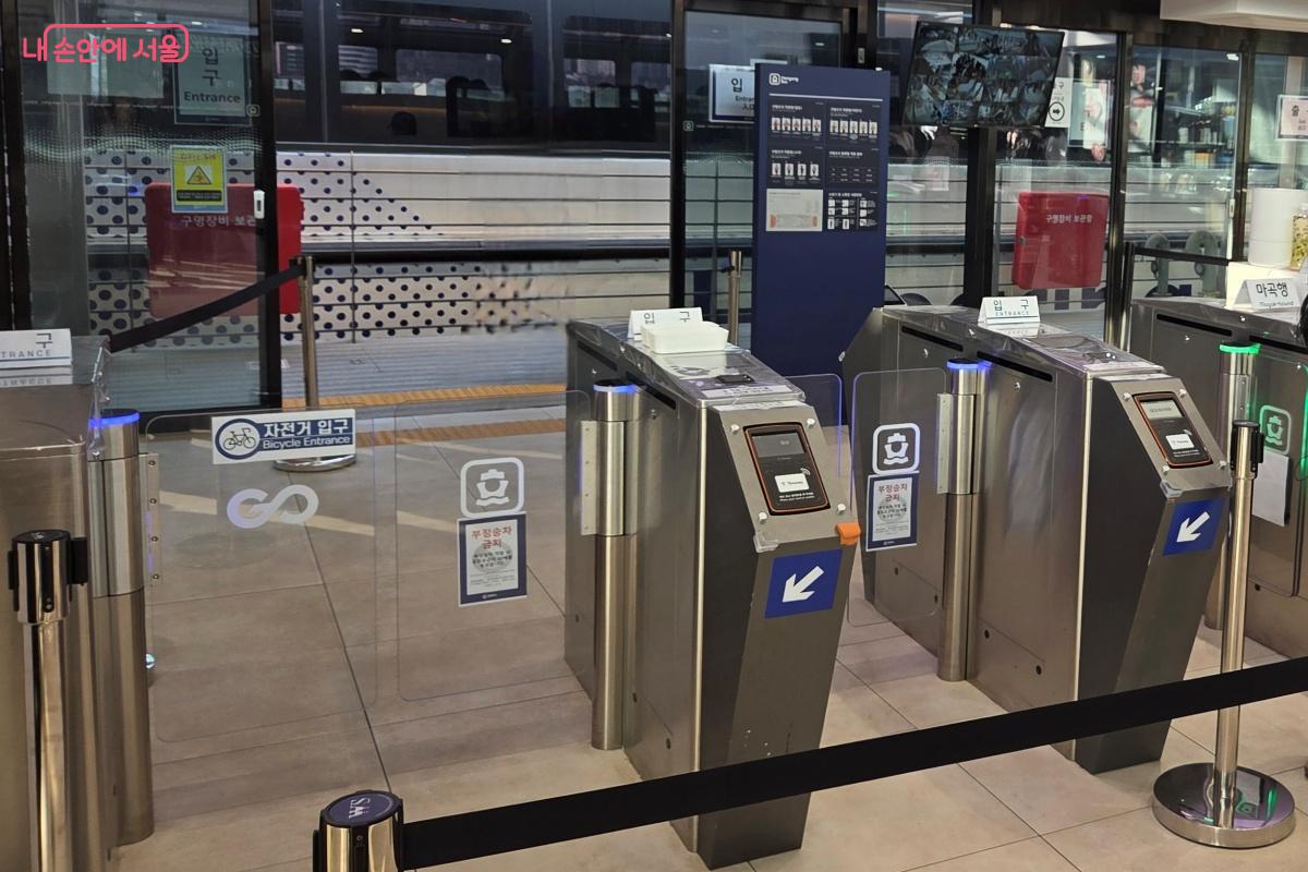 교통카드로 한강버스 이용 후 대중교통을 이용하면 환승도 된다. &copy;김미선