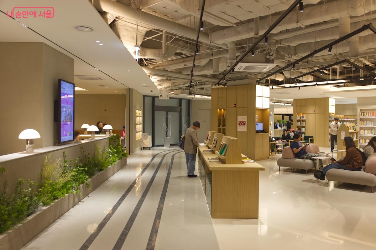 바닥이 트랙형태로 구성 되어 있어 소소한 재미도 느낄 수 있는 도서관이다