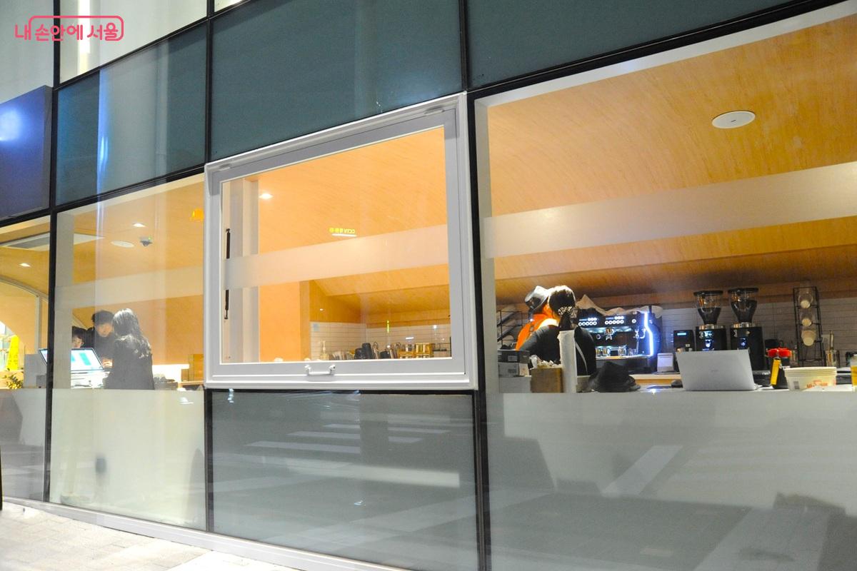 노원우이마루 카페는 외부에서 음료를 테이크아웃할 수 있다. &copy;조수봉