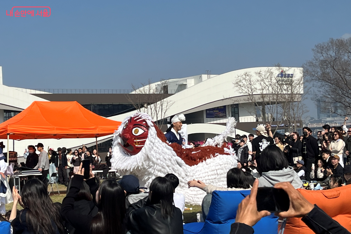 &lsquo;책읽는 한강공원&rsquo; 개막 공연에서 사자춤을 볼 수 있었다. &copy;김연희