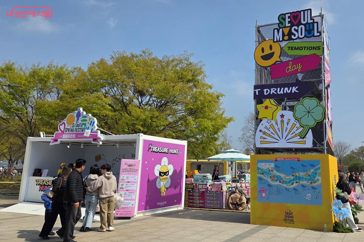 흩어진 단서를 따라 봄의 색을 되찾는 콘텐츠가 마련되어 있다. &copy;김미선