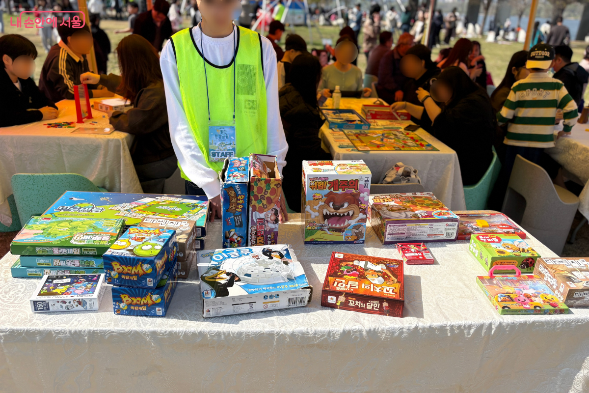 꼬치의 달인, 이글루 등 다양한 종류의 보드게임이 마련되어 있다. 직원에 안내에 따라 보드게임을 대여할 수 있다.
