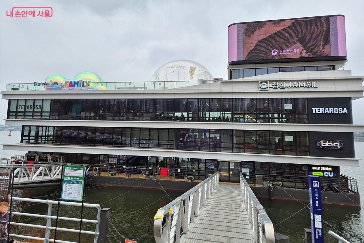 이번 축제의 백미는 각기 다른 테마로 꾸며진 7개의 ‘한강버스’ 선착장을 활용한 체험이다.