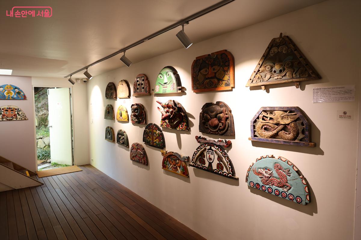 개방형 수장고인 목인창고 안에는 1만 2,000여 점의 목인을 감상할 수 있다. &copy;박우영