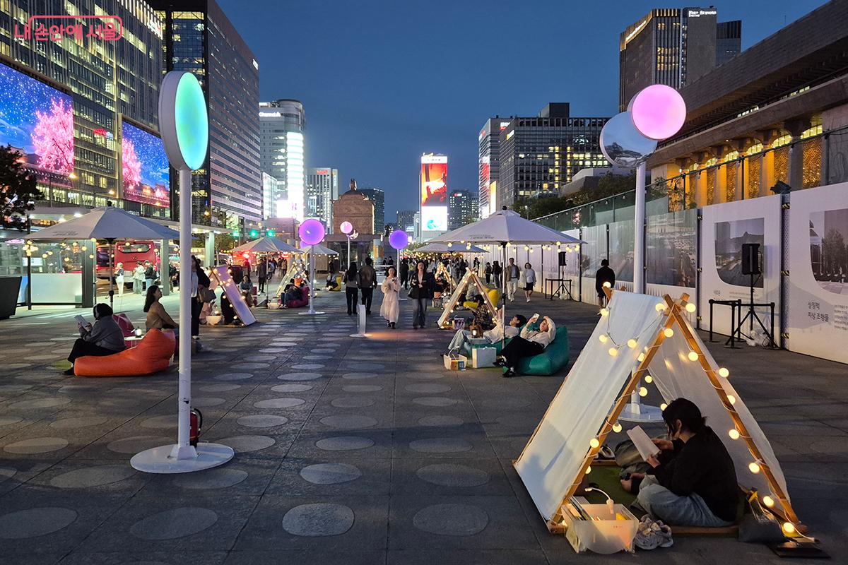 날이 저물자 &lsquo;하프 라운지&rsquo;는 &lsquo;책 봐(bar)&rsquo; 공간으로 변신한다.