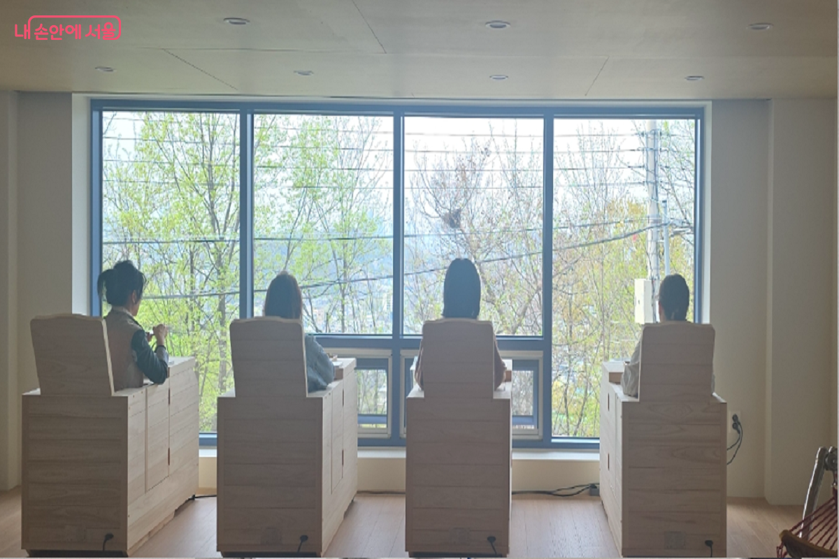 편백나무로 만들어진 반신욕기에서 반신욕을 했다. 창밖을 내다보며 따뜻해지는 몸의 변화를 느낄 수 있다. &copy;최윤정