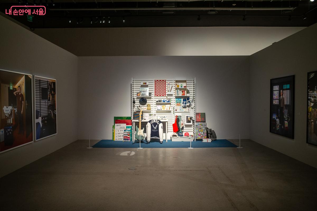 정주하지 못하고 이동하며 살아가는 청년들의 개인용품들로 재구성된 방 안 풍경 &copy;이란