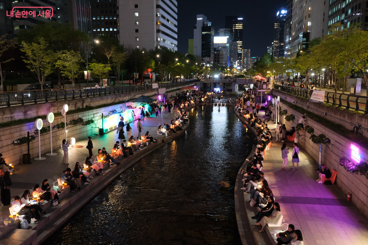 도심 속 야경과 흐르는 청계천 물소리 아래 즐기는 독서 ⓒ 김미선