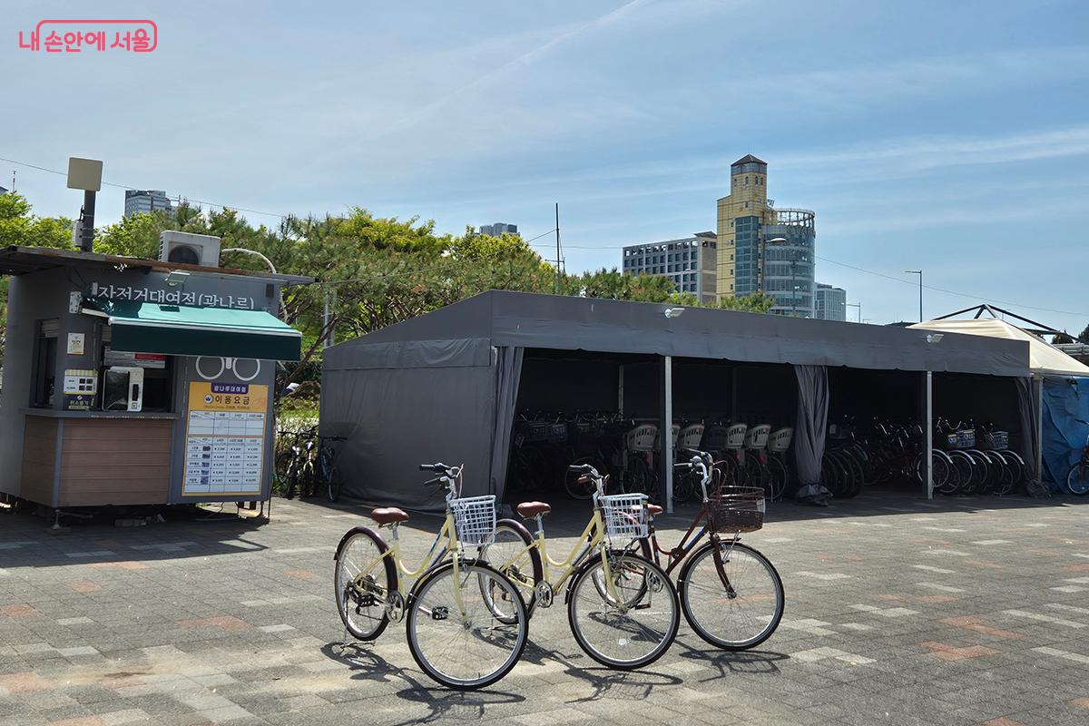 자전거 대여점에서 저렴한 가격으로 자전거를 대여할 수 있다. &copy;백승훈