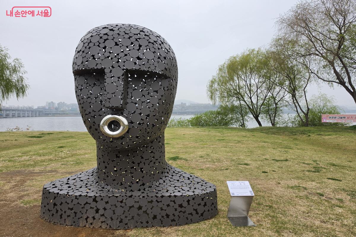 이스터 섬 모양의 조각품.