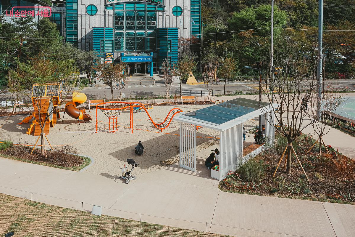 아이들이 모래놀이를 즐기는 놀이 구역 &copy;김성무