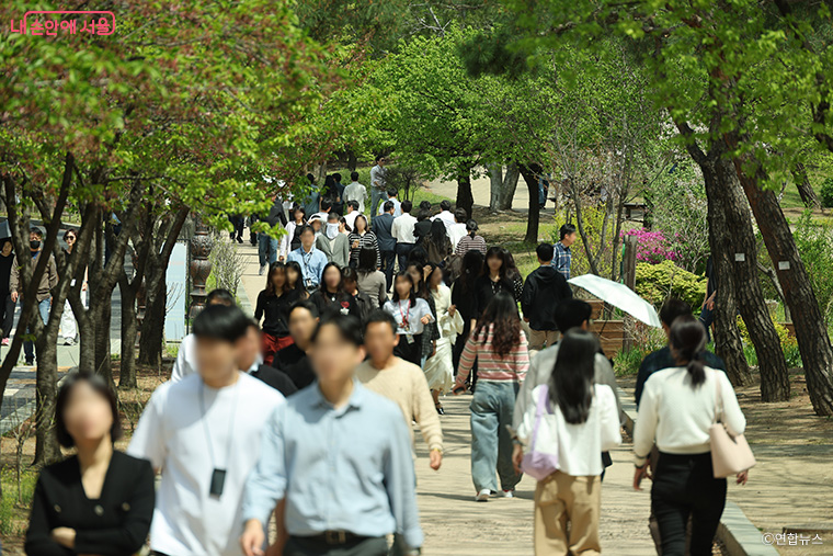 혈당 관리에 도움이 되는 운동은 식후 30분의 가벼운 산책이다. 