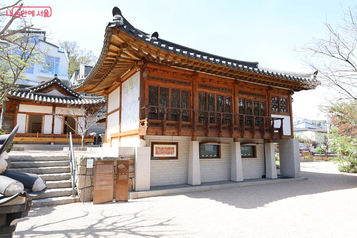 오진암의 자재를 옮겨와 복원한 '무계원' 전경. 세월을 품은 자재가 한옥의 깊이를 더한다. &copy;박우영