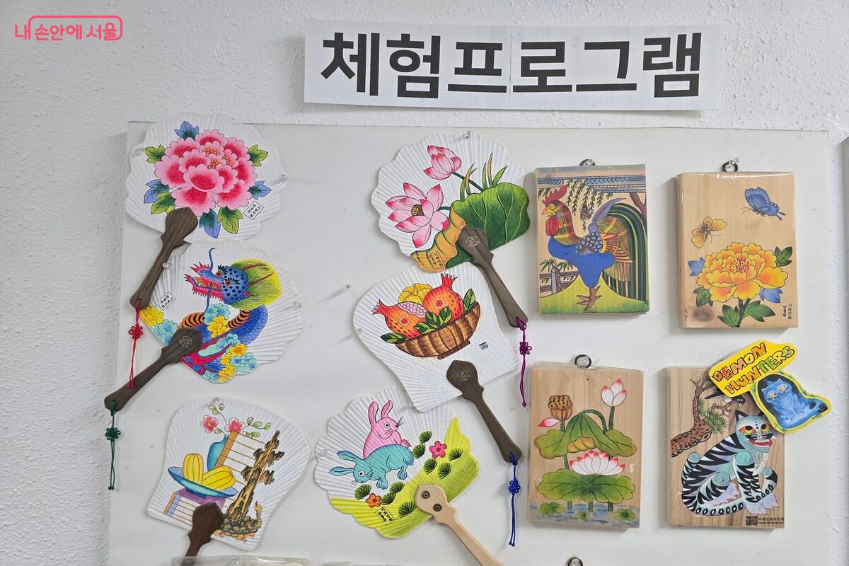 '가회민화박물관'에서는 민화를 직접 그려보며 다양한 체험 프로그램에 참여할 수 있다. ⓒ김은주