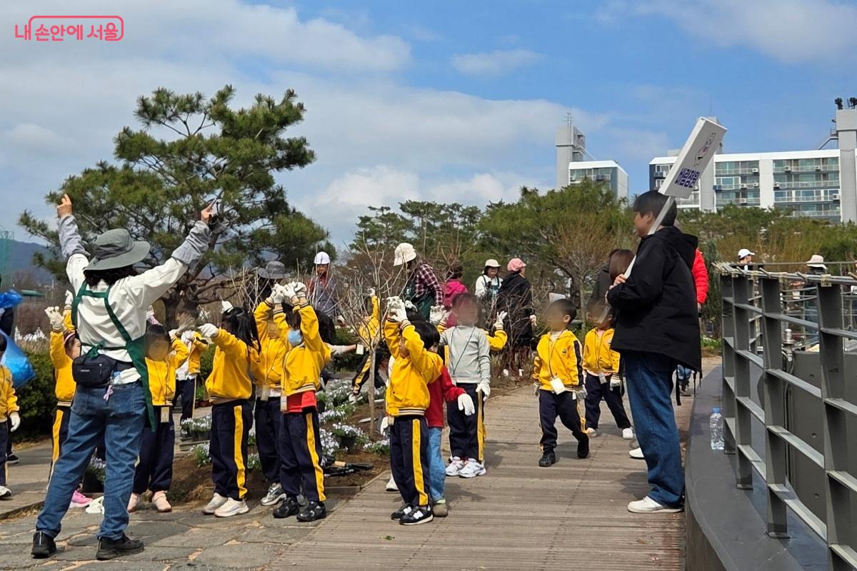&lsquo;나무 심고, 지구를 지키자&rsquo;를 외치기도 했다. &copy;김미선