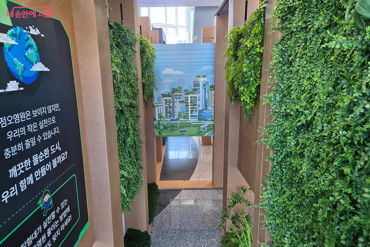 미로 곳곳에 배치된 퀴즈와 체험 요소를 통해 관람객이 능동적으로 참여하며 개념을 익힐 수 있다. &copy;정향선