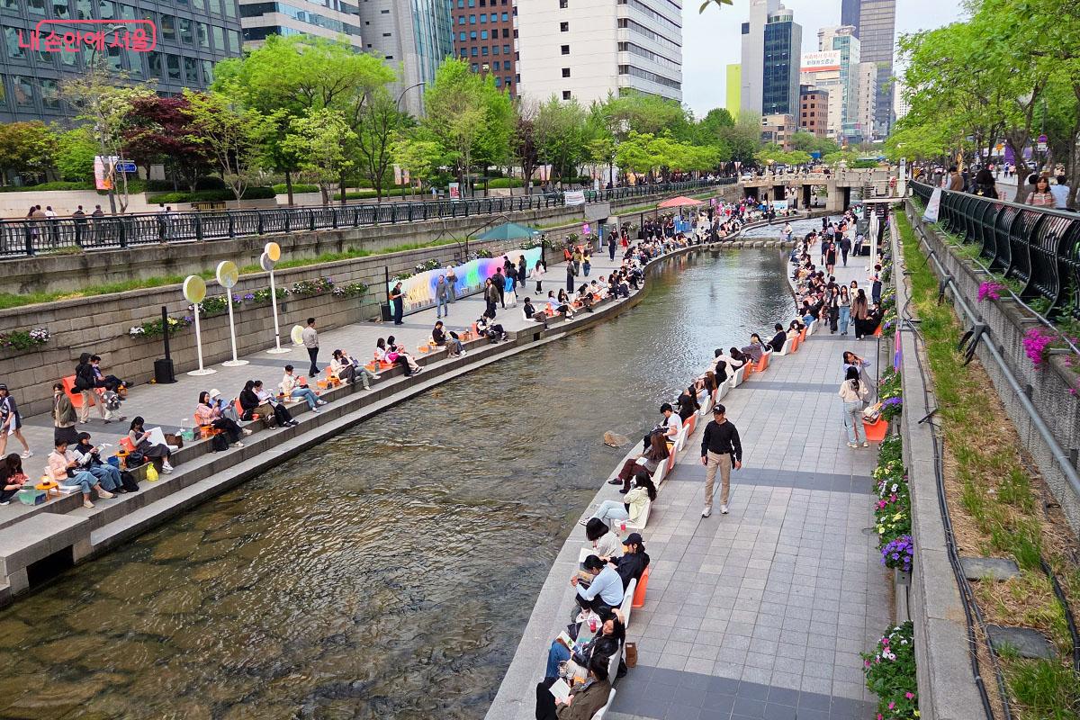 &lsquo;책읽는 맑은냇가&rsquo;는 도심 속 자연과 독서가 만나는 완벽한 접점을 보여준다. &copy;이다현