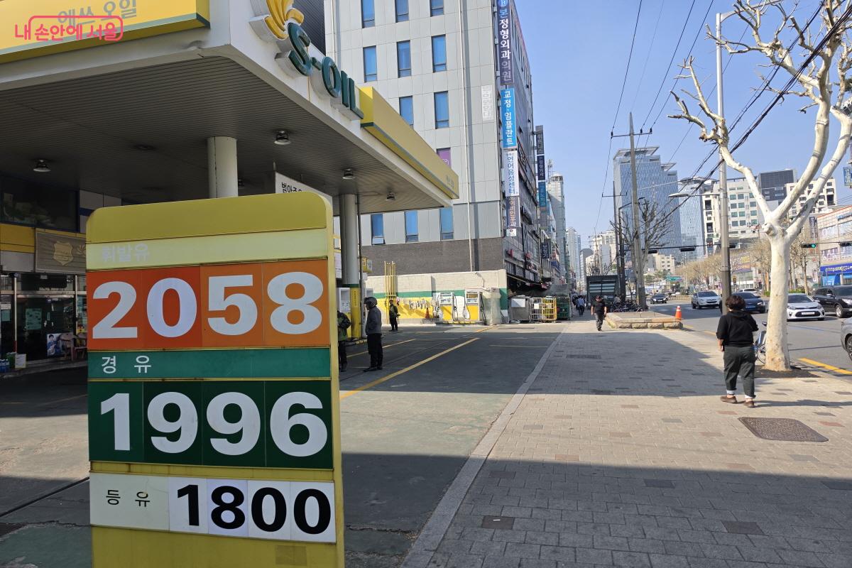 서울시 중랑구 내 어느 주유소. 휘발유 가격이 리터당 2,000원을 넘겼다. &copy;조수연