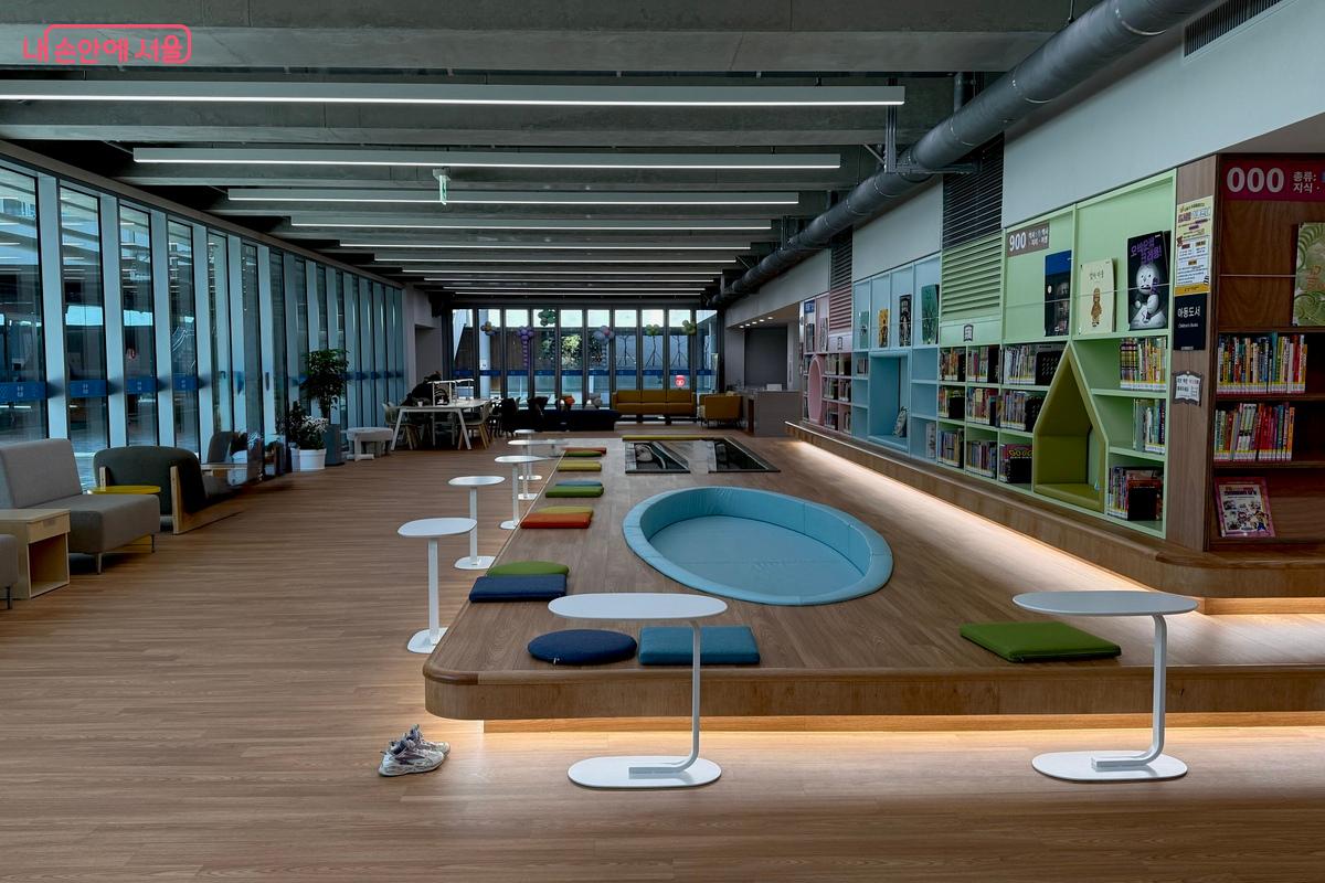 서울시 어울림플라자 내에 마련되어 있는 어린이자료실 &copy;임수영