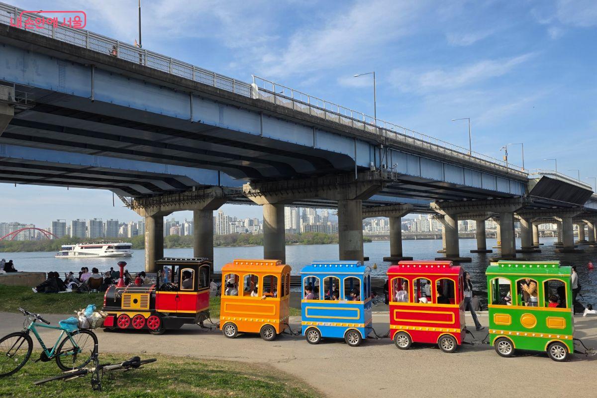 한강을 달리는 알록달록한 봄꽃 열차는 청명한 하늘과 어우러져 한 폭의 그림같다.