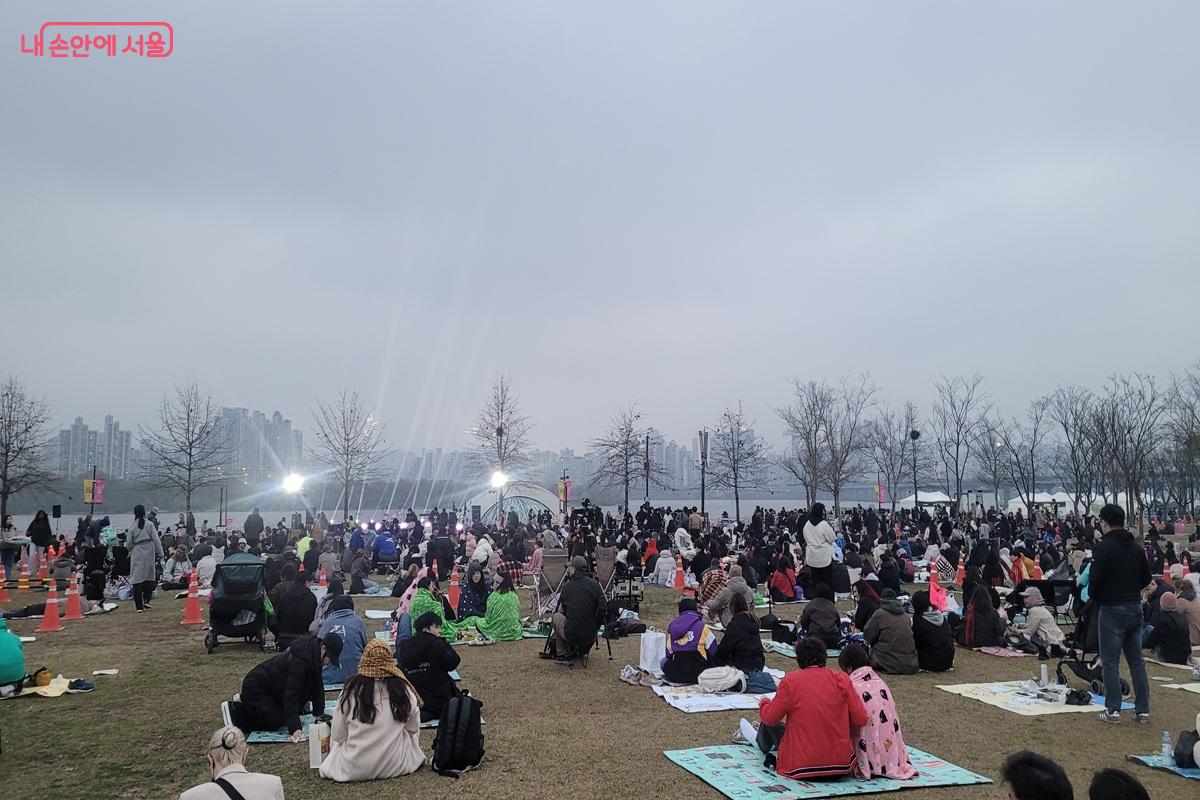 여의도 한강공원 잔디광장에서 공연을 기다리는 시민들을 볼 수 있다. &copy;조연