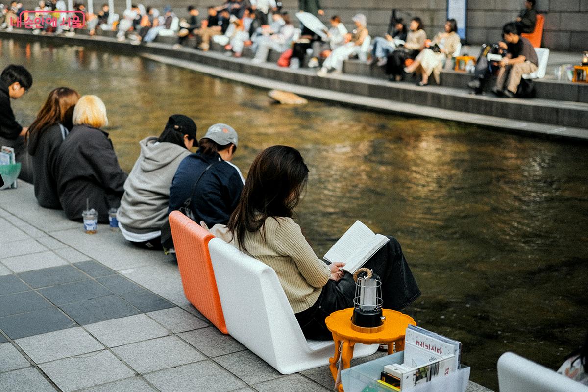 빈 자리가 거의 없을 정도로 시민들의 관심이 뜨겁다. &copy;김아름