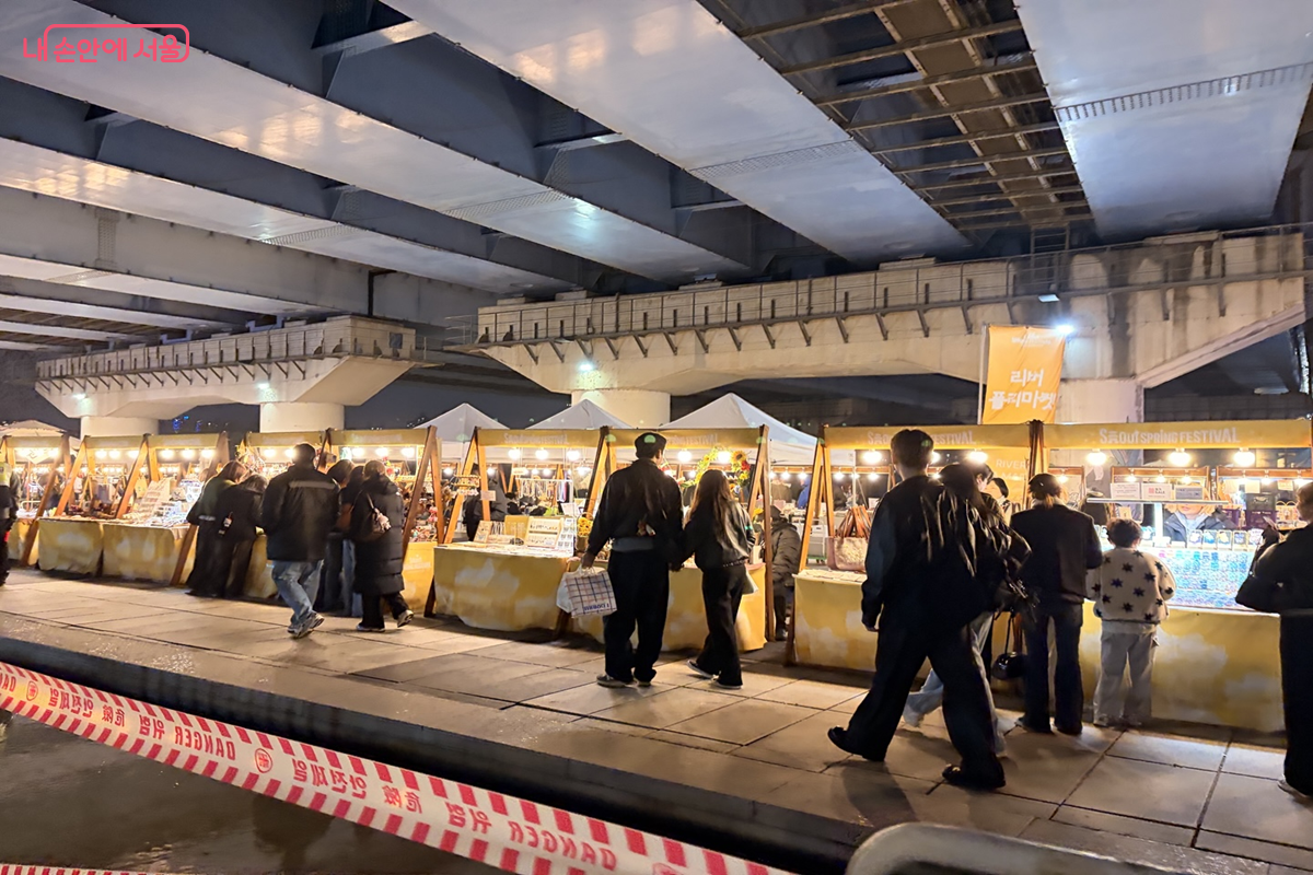 한강공원 일대에 조성된 플리마켓 공간 &copy;권혜원