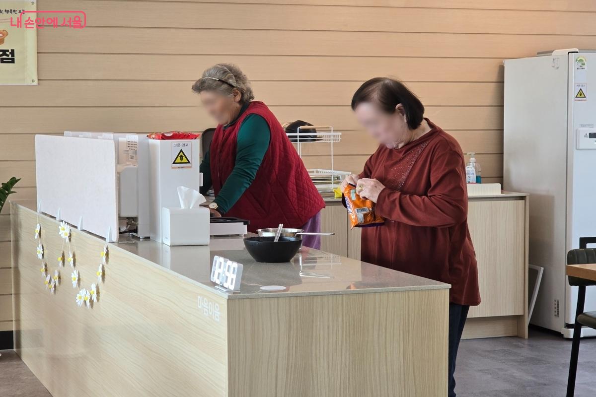 서울마음편의점 도봉2호점을 찾은 주민들 ©강사랑