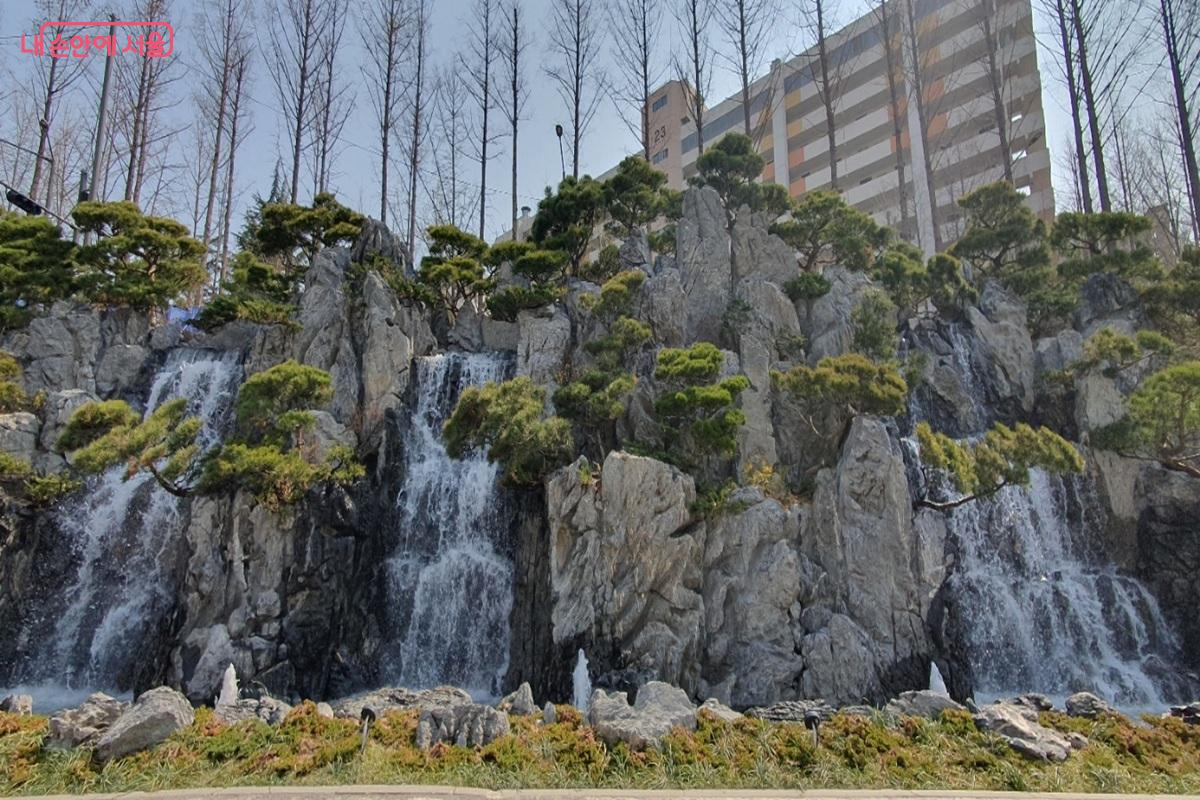 전국에서 엄선한 자연석과 소나무가 어우러진 모습이 한 폭의 동양화 같다. ©김병규
