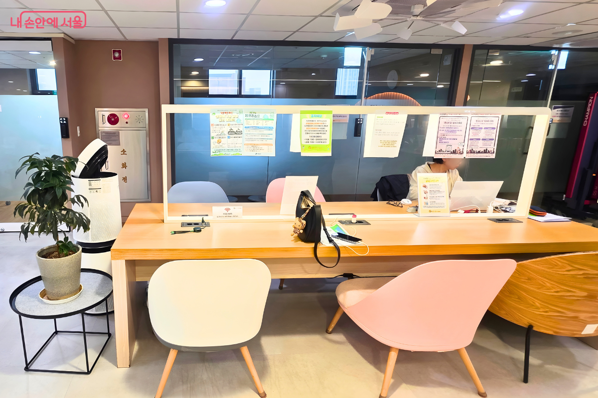 스터디 카페처럼 쾌적하게 업무와 학습이 가능한 센터 내 작업 데스크 &copy;양정화