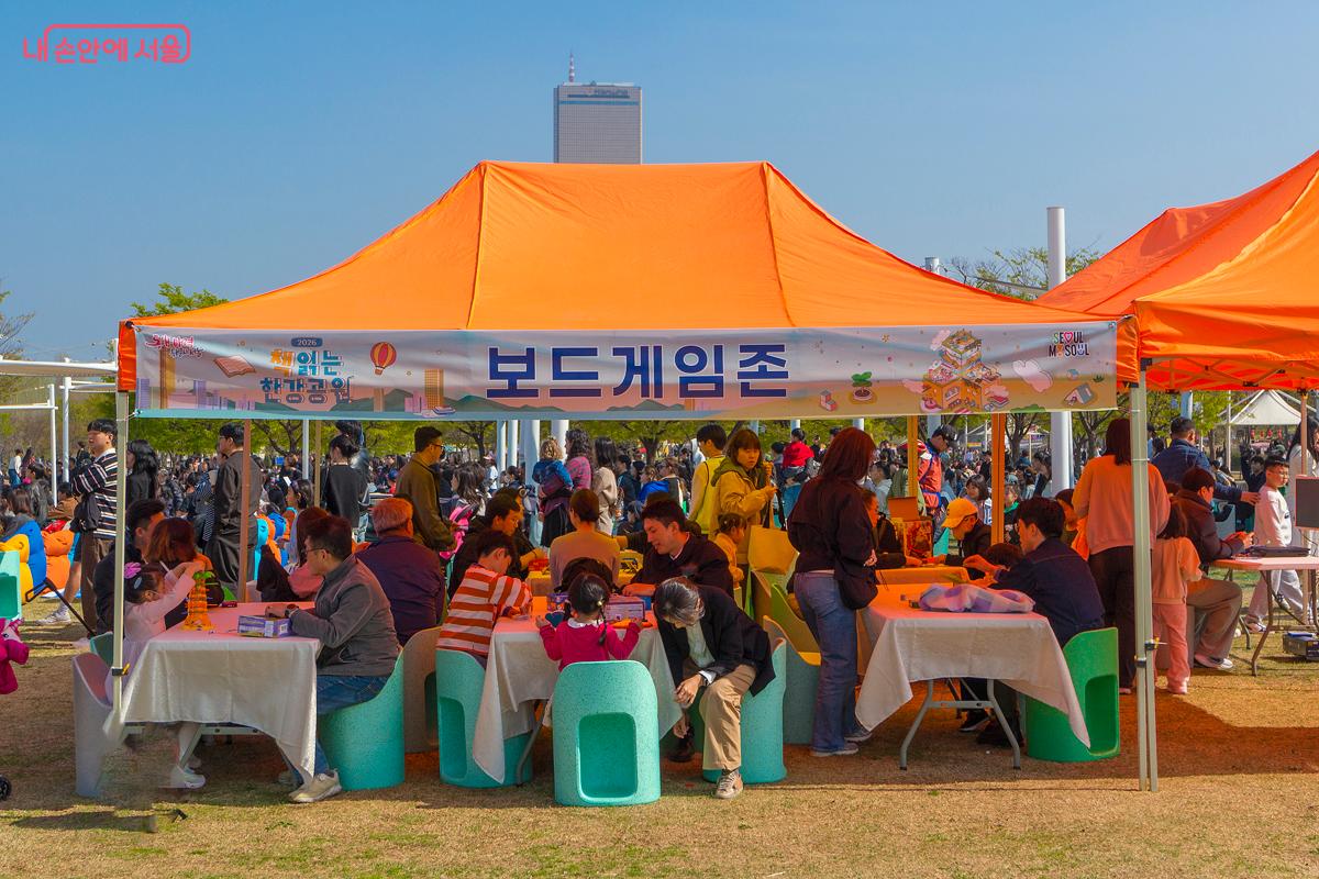 보드게임 라운지, 20여 종 이상의 보드게임을 구비해 연인, 부모&middot;자녀, 가족 등 누구나 함께 즐길 수 있는 참여형 놀이 공간