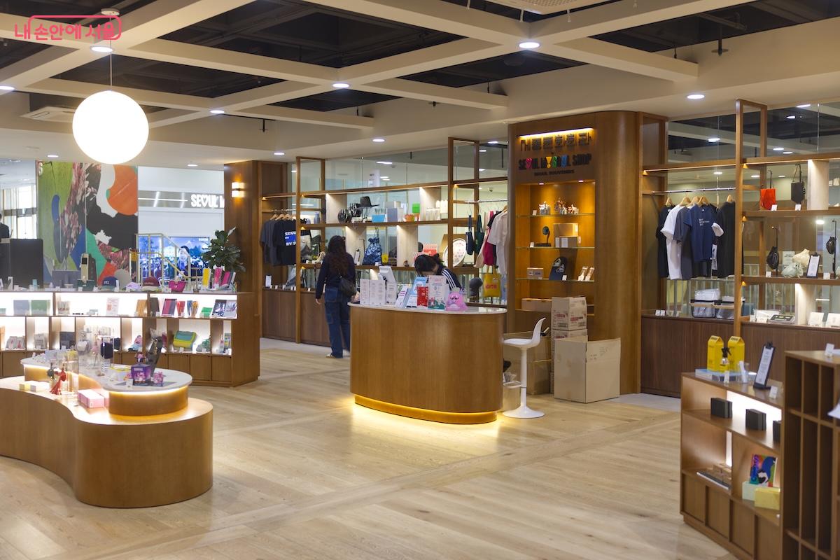 운영시간 내에는 직원이 상주하고 있어 구입 및 안내에 대한 서비스를 받을 수 있다. &copy;임중빈