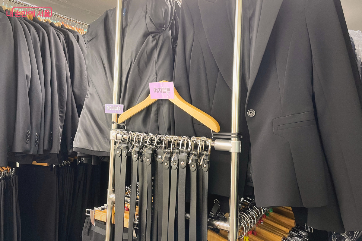 체형에 맞는 다양한 사이즈의 면접 정장이 구비되어 있다.  &copy;이서윤