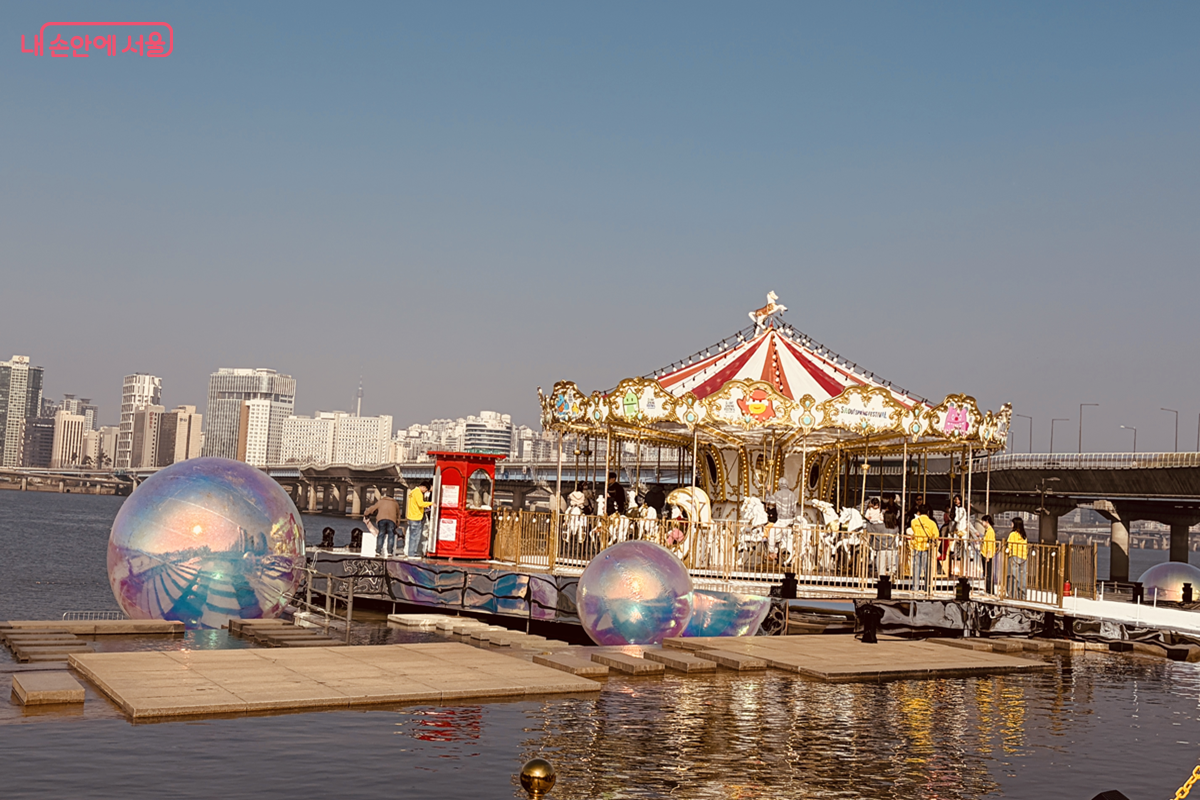 서울스프링페스티벌, 여의도 한강공원에 조성된 '한강 회전목마' ©김경선