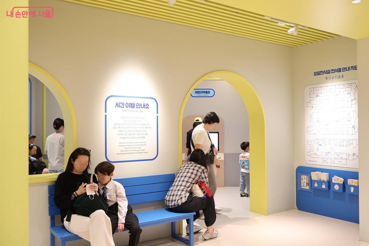어린이박물관 입구, '시간 여행 안내소'에서 탐험을 준비하는 가족들 &copy;김대진