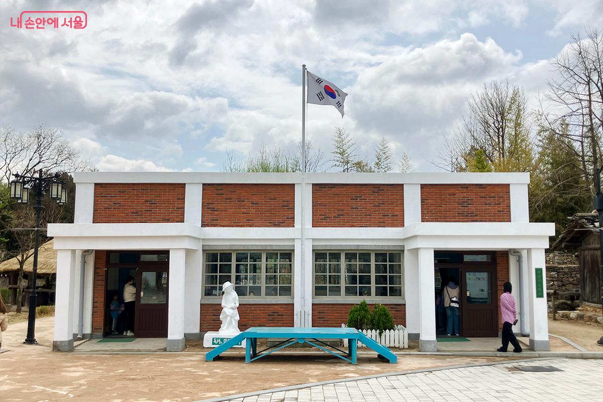 옛 학창 시절의 향수를 불러일으키는 국민학교 풍경 ©이란