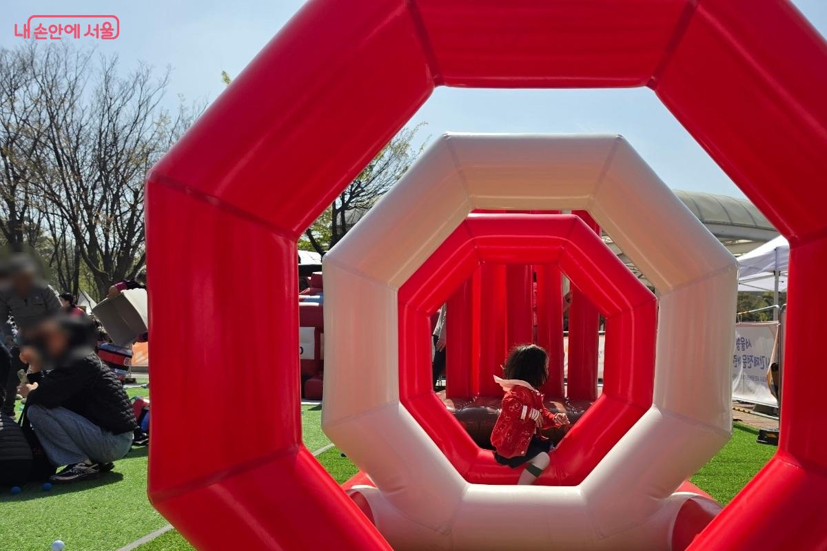 동적인 체험이 가능한 에어바운스가 있다. &copy;황승희