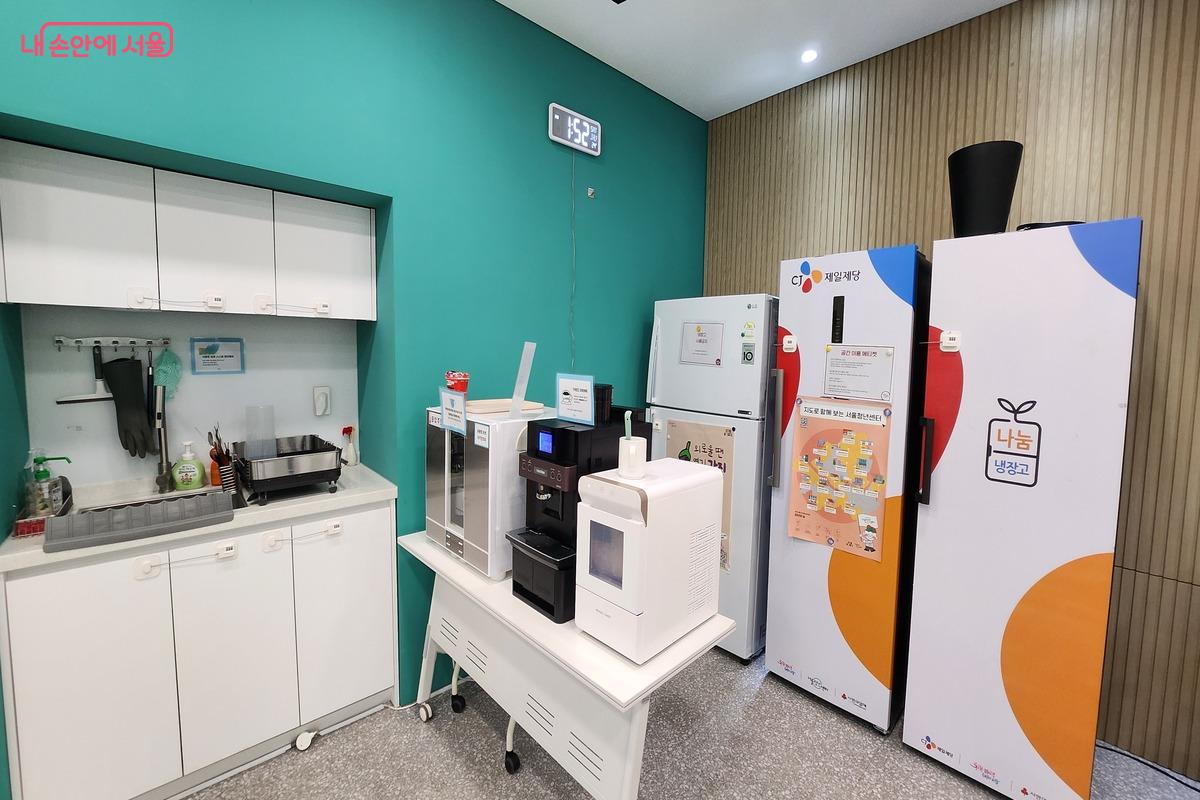 나눔냉장고, 커피머신, 싱크대를 이용할 수 있다. &copy;장지영