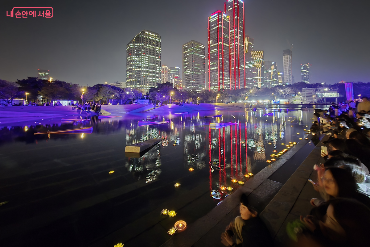 도심 빌딩과 밤의 축제를 즐기는 시민들과 관광객들 모습이 멋진 풍경을 만든다.&copy;장미화